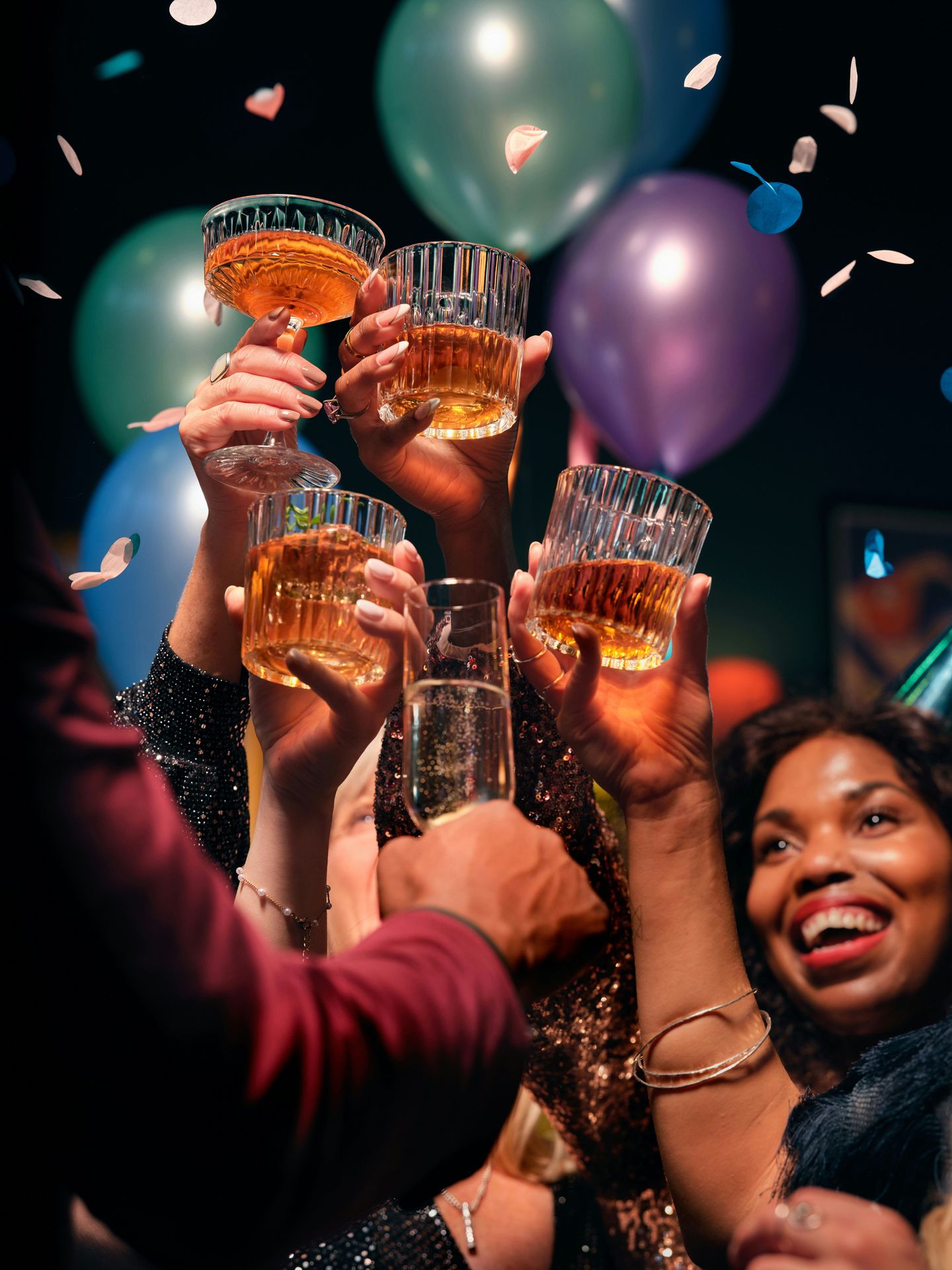Levé de verre de plusieurs personnes lors d'une fête